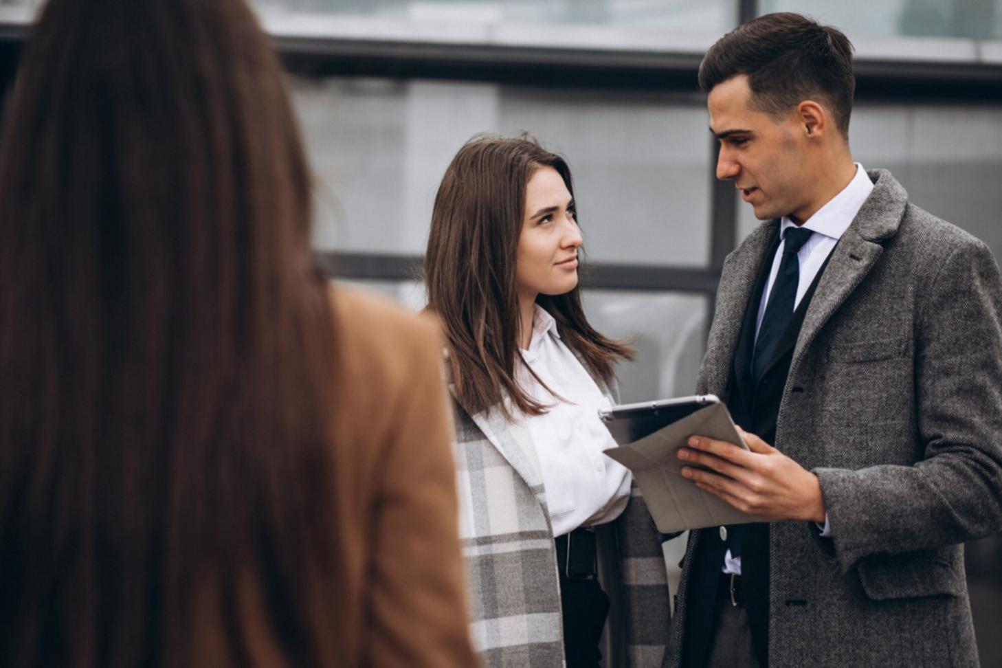 Familie bei der gemeinsamen Finanzplanung